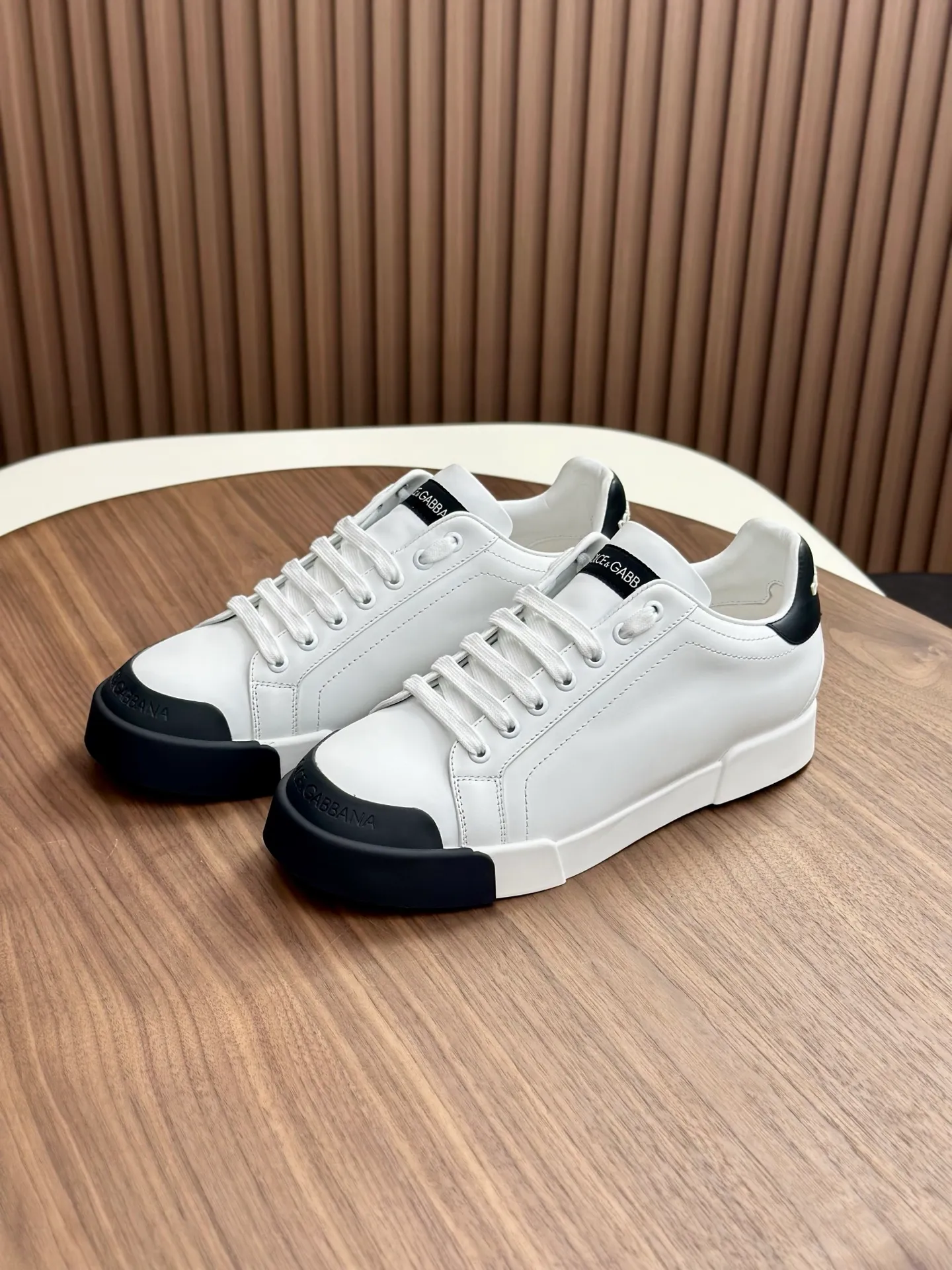 New product 💰800 DG Dolce & Gabbana men's shoes 💰ortofino calfskin sneakers ♞size; 39~44 (customized 38.45.46) Iconic men's shoes 💰ortofino series of sneakers, classic and timeless style, now presented with fashionable details. The calfskin engraved DG logo is a subtle finishing touch. Men's shoes💰ortofino calfskin sneakers: